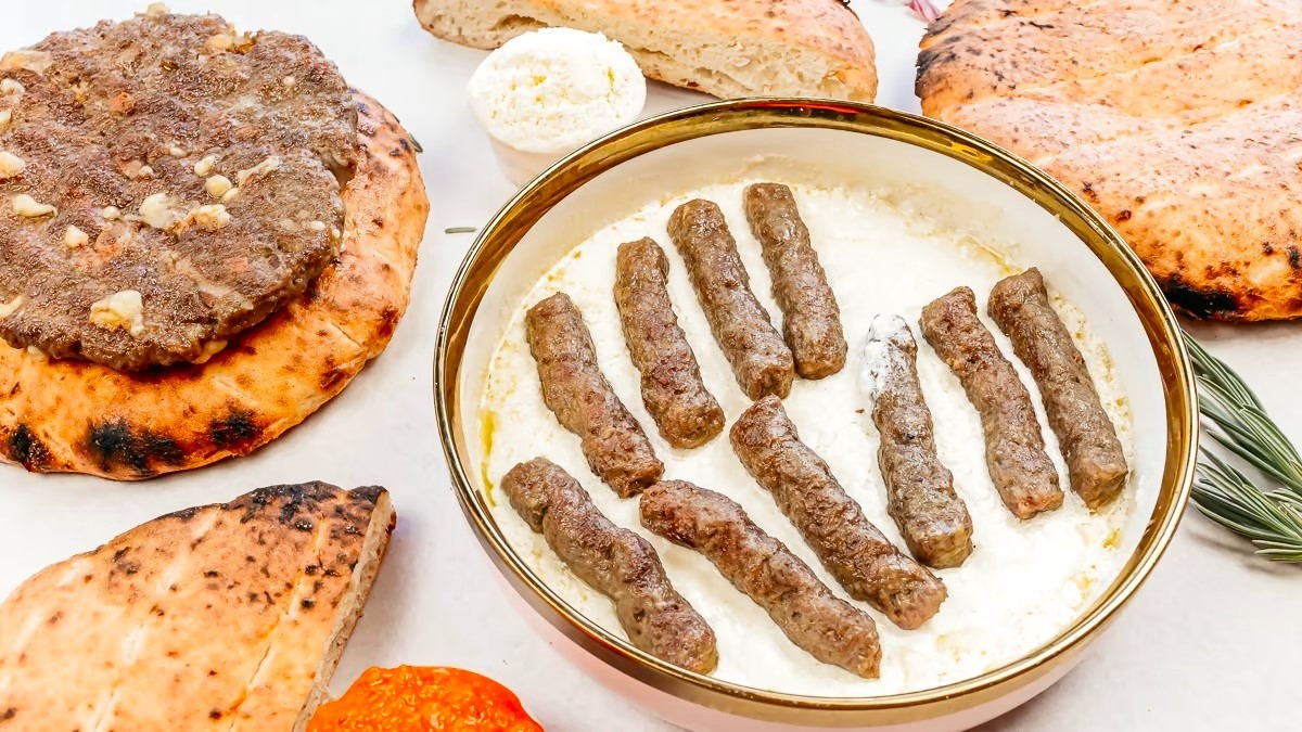 Ćevapi i gurmanska pljeskavica u kajmaku