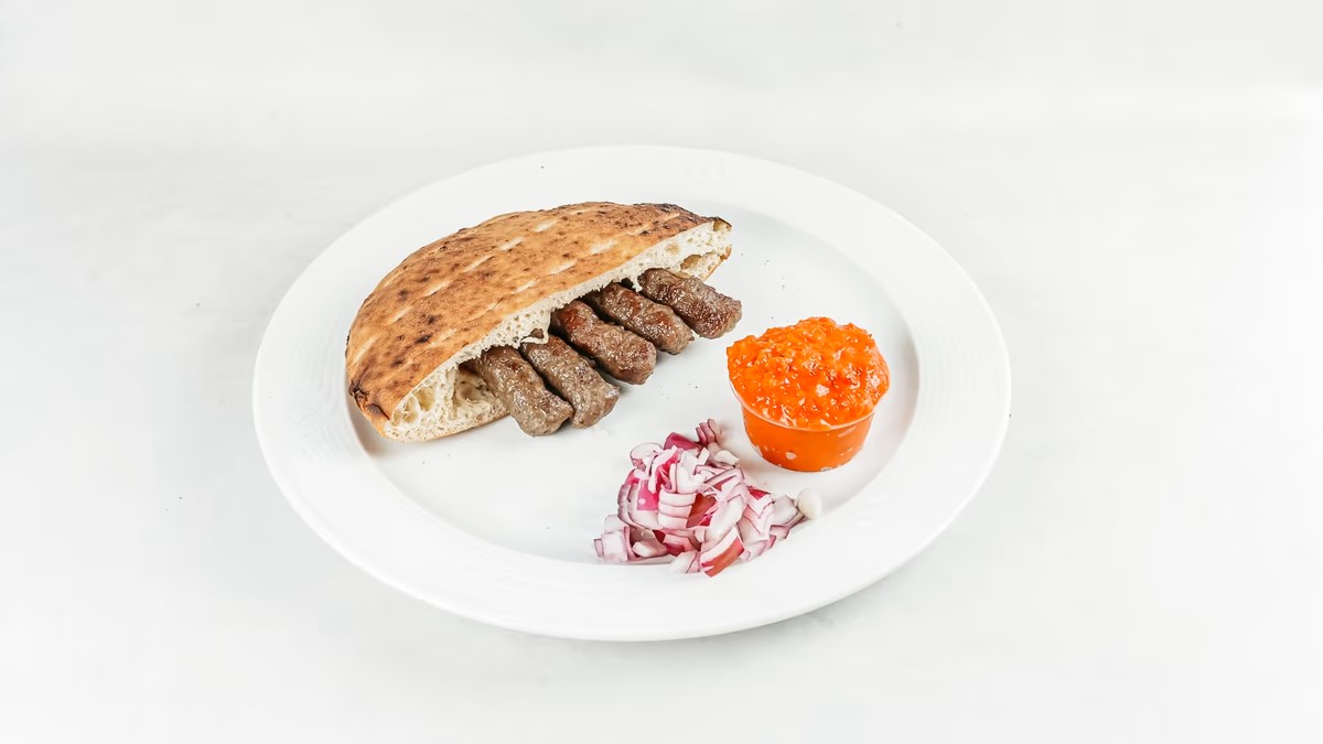 Mali ćevapi u pola somuna