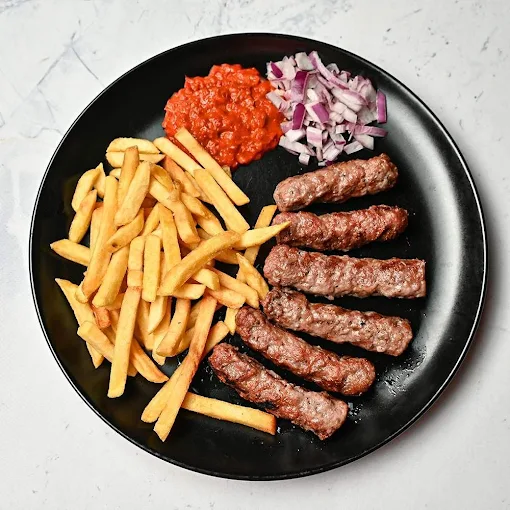 Ćevapi s pomfritom, ajvarom i kapulom