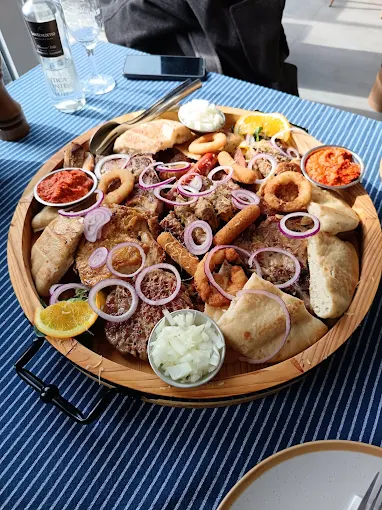 Velika plata iz restorana Mačak